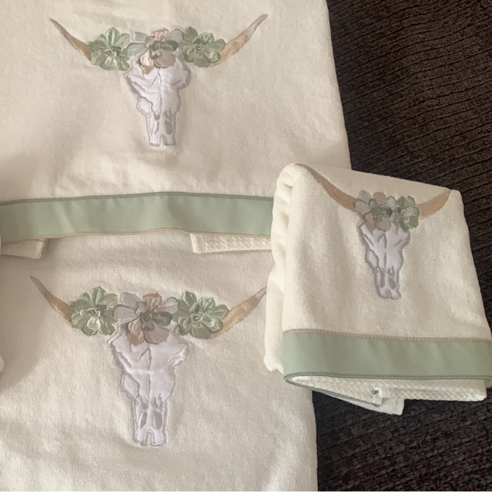 Embroidered skull and floral design in bath and hand towels. Brand new!